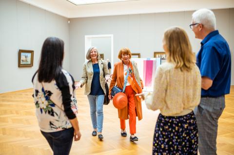 Freunde der Kunst treffen sich im Museum.