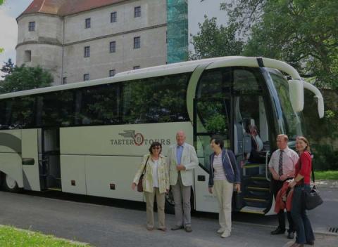 Mitglieder des Freundeskreises vor dem Reisebus von Taeter Tours