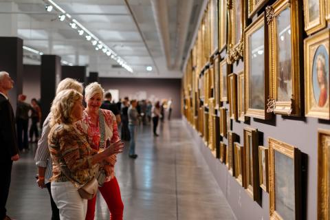 drei Damen unterhalten sich in der Ausstellung Caspar David Friedrich