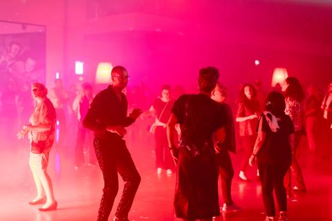 Tanzende Menschen bei einer Party im Lichthof des Albertinum