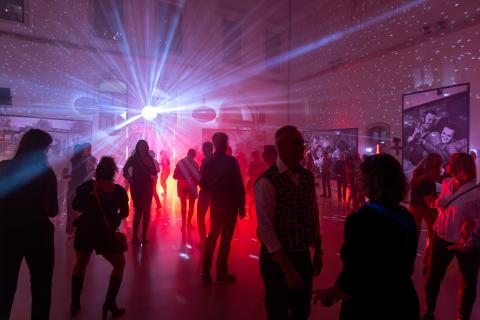 Tanzende Menschen unter einer Discokugel im Lichthof des Albertinum