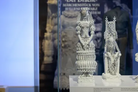Ausstellungsansicht "Die Blauen Schwerter - Meissen in der DDR" im Japanischen Palais Dresden